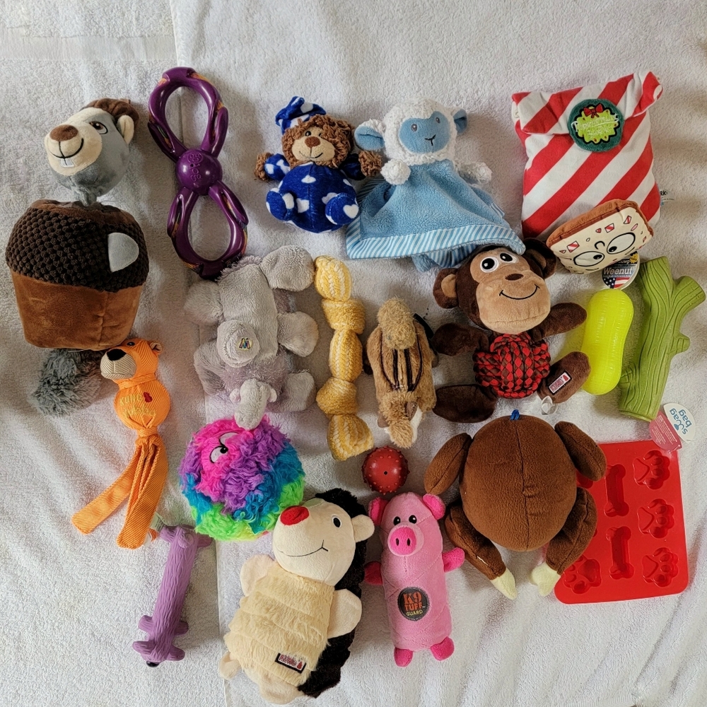 *SOLD* (19) Dog Toys, Random Lot, Good, Like New and NWT, Kong, GoDog, K9Tuff
